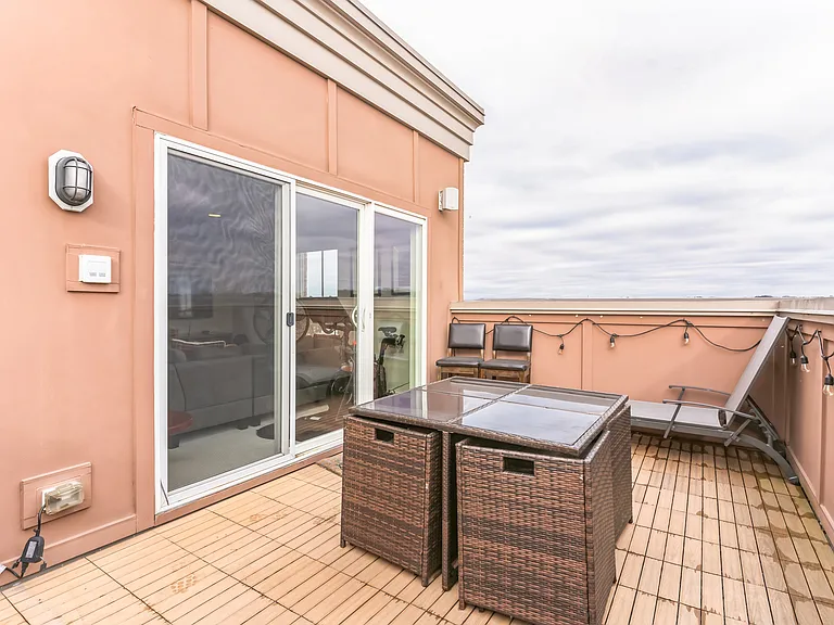 4560 Longfellow St — Photo 32