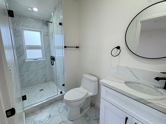5th image of 374 S Los Robles Ave #A