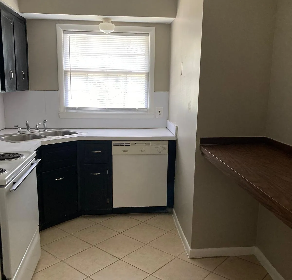 2 bed, 1.5 bath, 1100 sqft, $1,575 — Photo 2