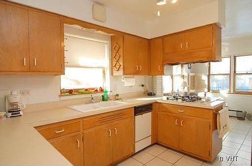 4th image of 2872 W Leland Ave