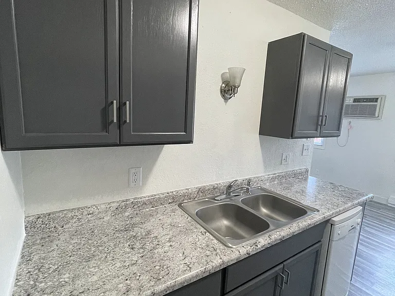 1309 E Sylvan Cir #6 — Photo 16