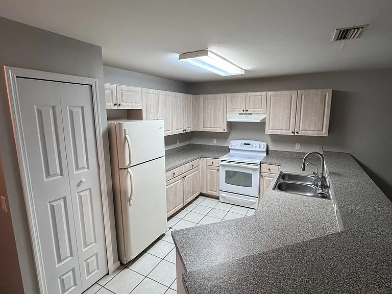 341 Harold Ave S — Photo 22