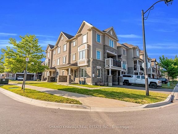 3rd image of 875 Sumac Cres