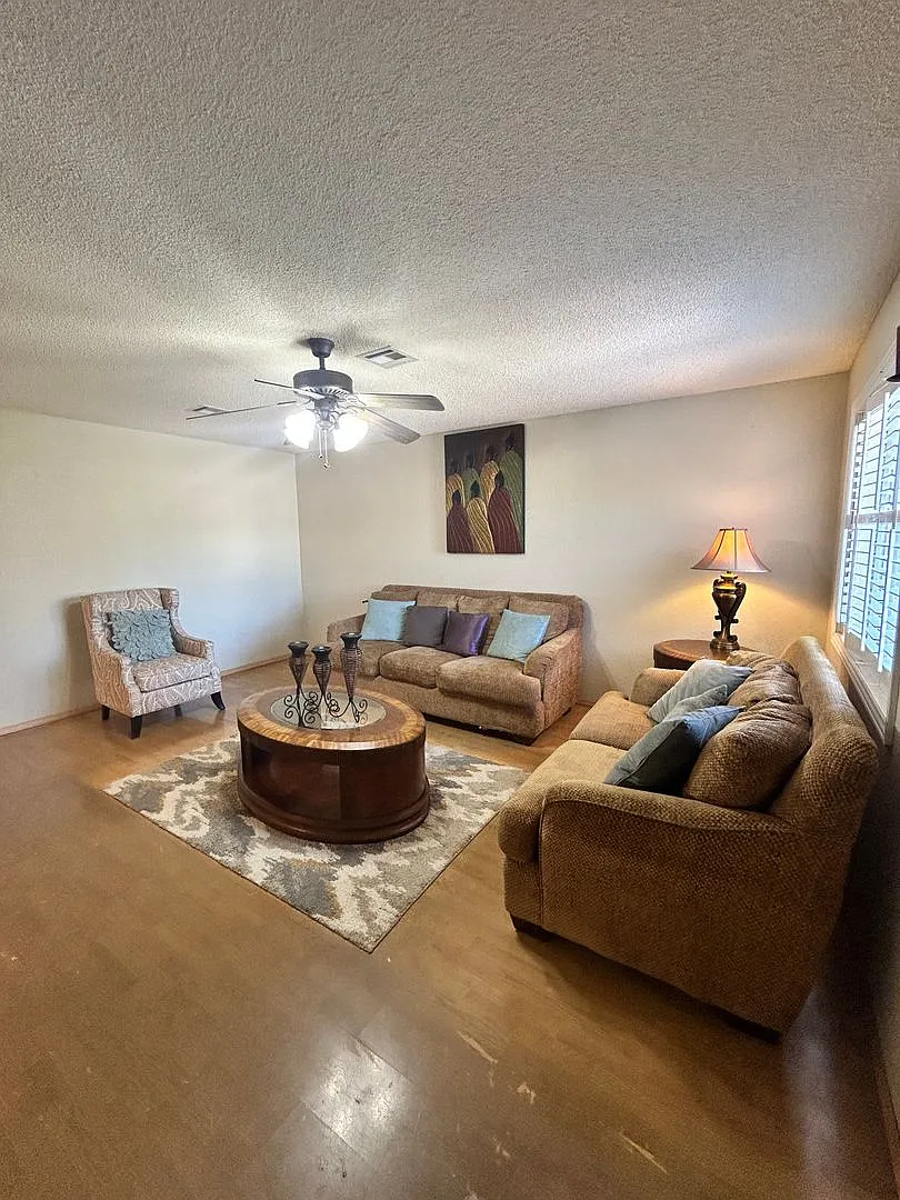 Charming 3-Bedroom Home with Wood Flooring and Large Yard in Yuma — Photo 4