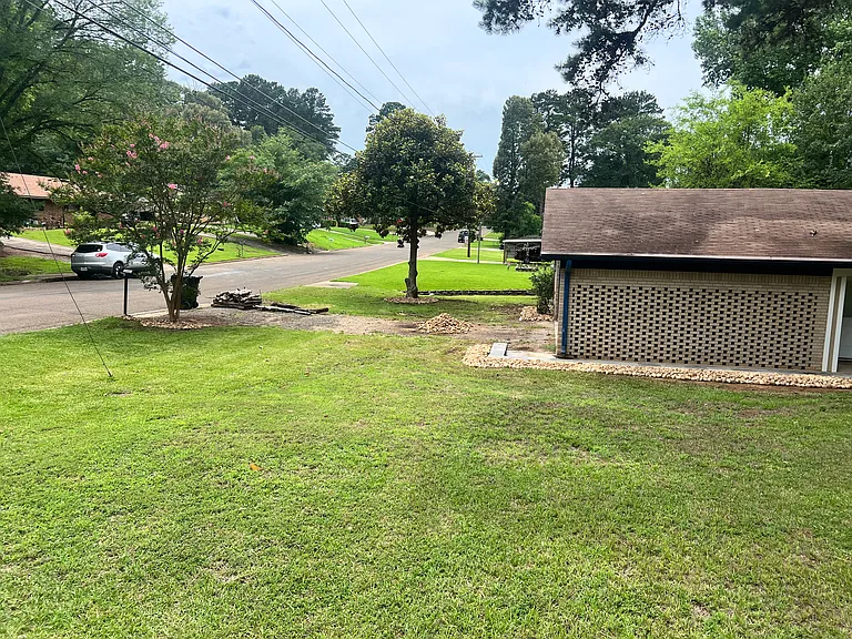 1201 Baxley Ln — Photo 2