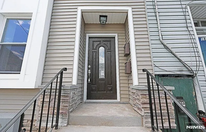 190 Mill St photo 1