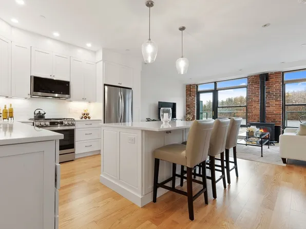 60 Merrimac St Unit 705, Amesbury, MA 01913