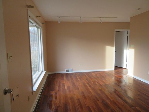 3rd image of 1127 Orchard Heights Dr