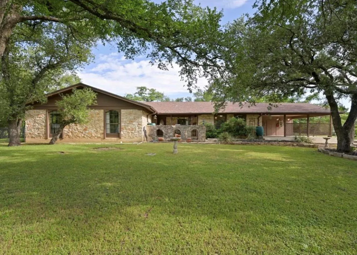 4 bed, 2.0 bath, 2496 sqft, $2,700 — Photo 1