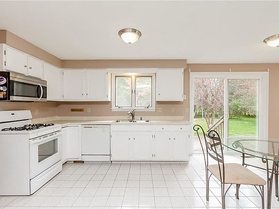 5th image of 922 Blackberry Ln