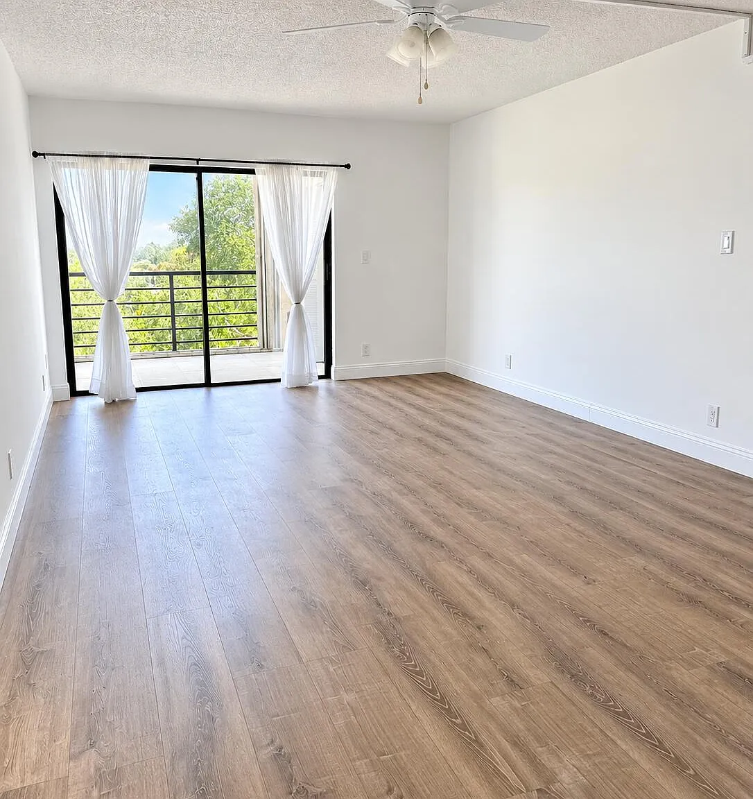 2 bed, 2.0 bath, 900 sqft, $2,000 — Photo 2