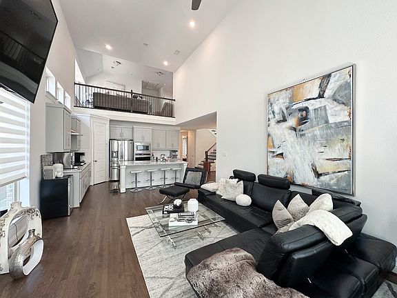 4th image of 8721 Paradise Dr