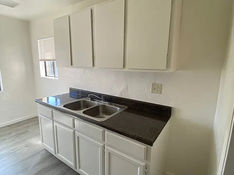 3600 E 7th St — Photo 11