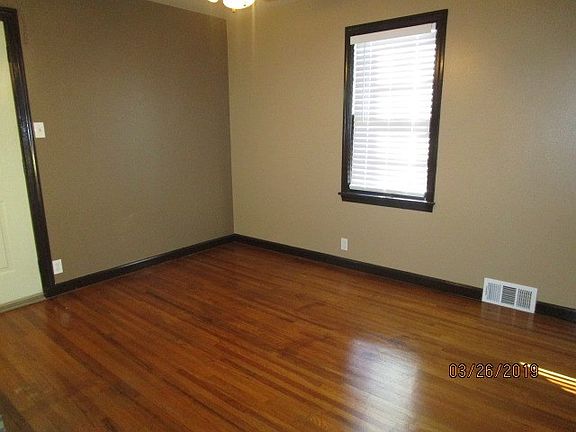 3rd image of 1100 Russell Ave