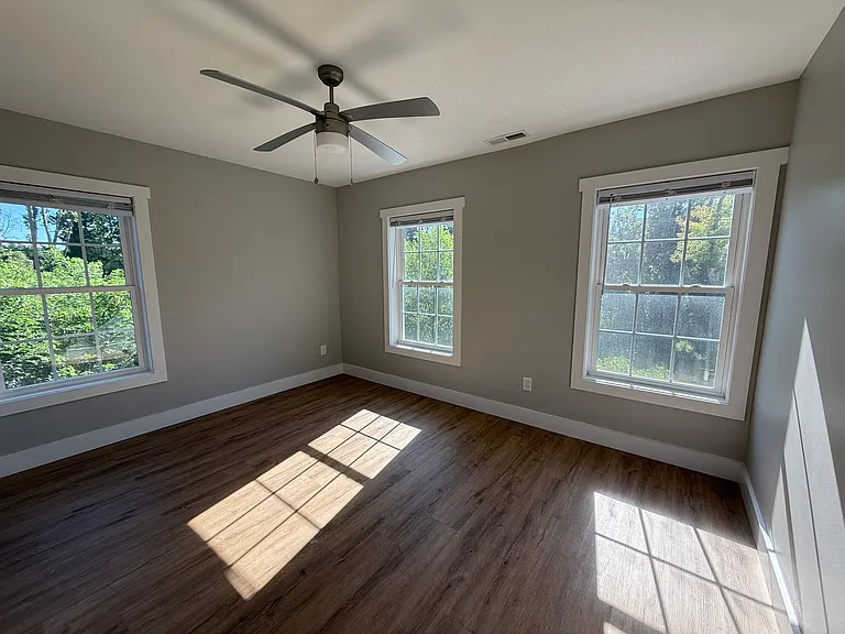 906 Nassau St — Photo 17