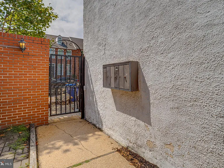 821 S Sharp St — Photo 32