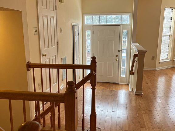 2nd image of 31 Vanderbilt Ct