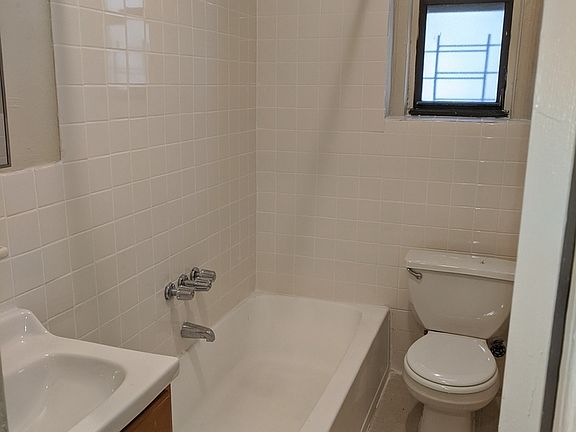 5th image of 308 E 209th St APT 25