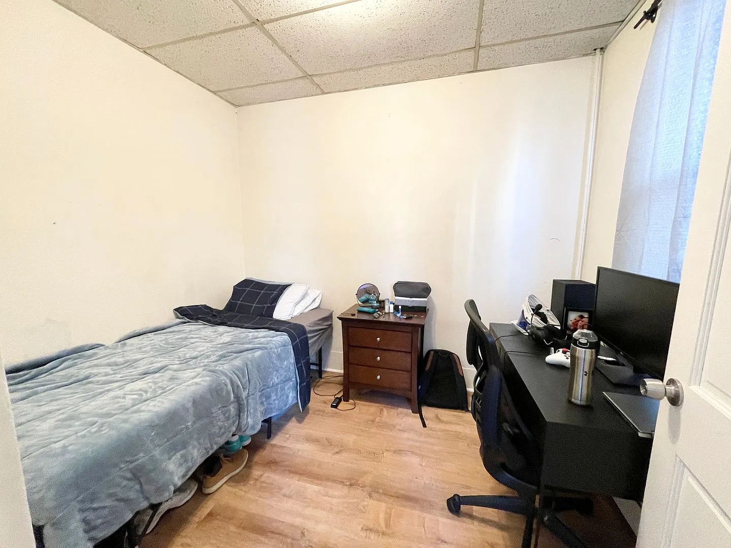 Spacious 3 Bed in Mission Hill Student Friendly | Laundry in Building — Photo 3