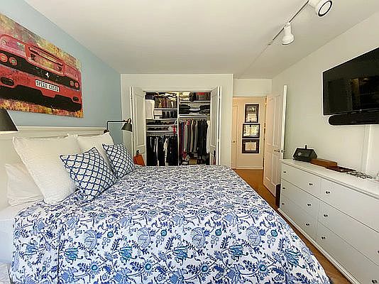 3rd image of 118 W 16th St #2