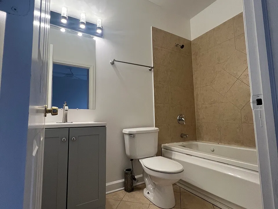 main en-suite bathroom