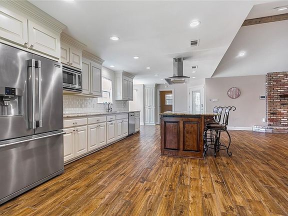 3rd image of 8089 Hermitage Dr