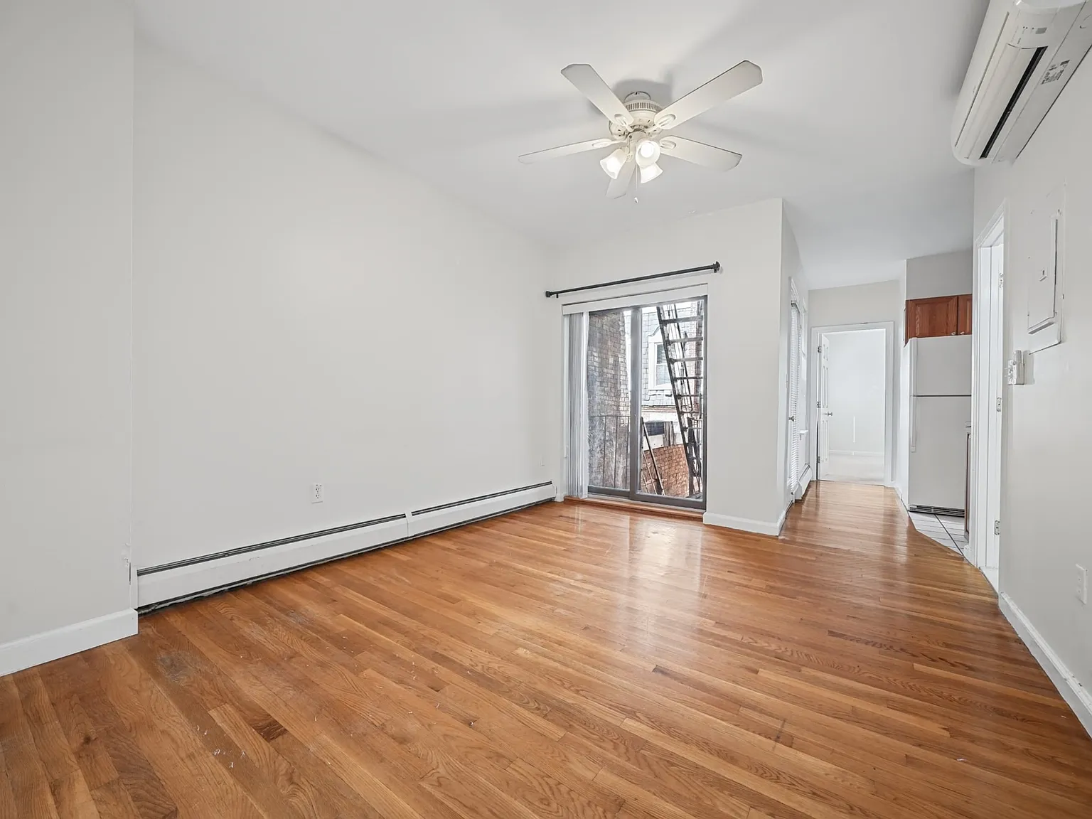 3 bed, 1.0 bath, 9999 sqft, $3,000 — Photo 3