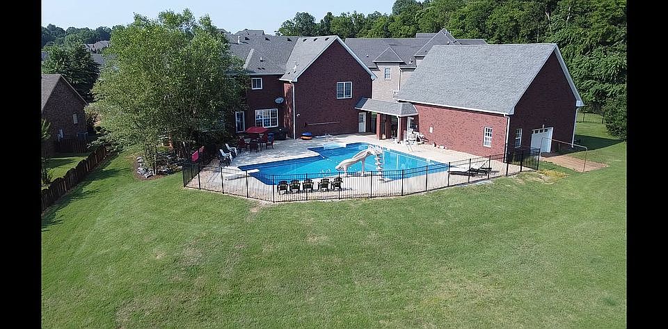 2nd image of 1004 Thistle Ct