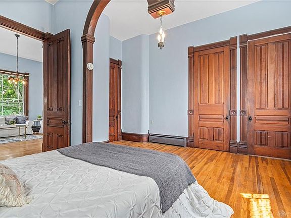 4th image of 504 W Jefferson St