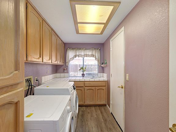 4th image of 283 Silberhorn Dr