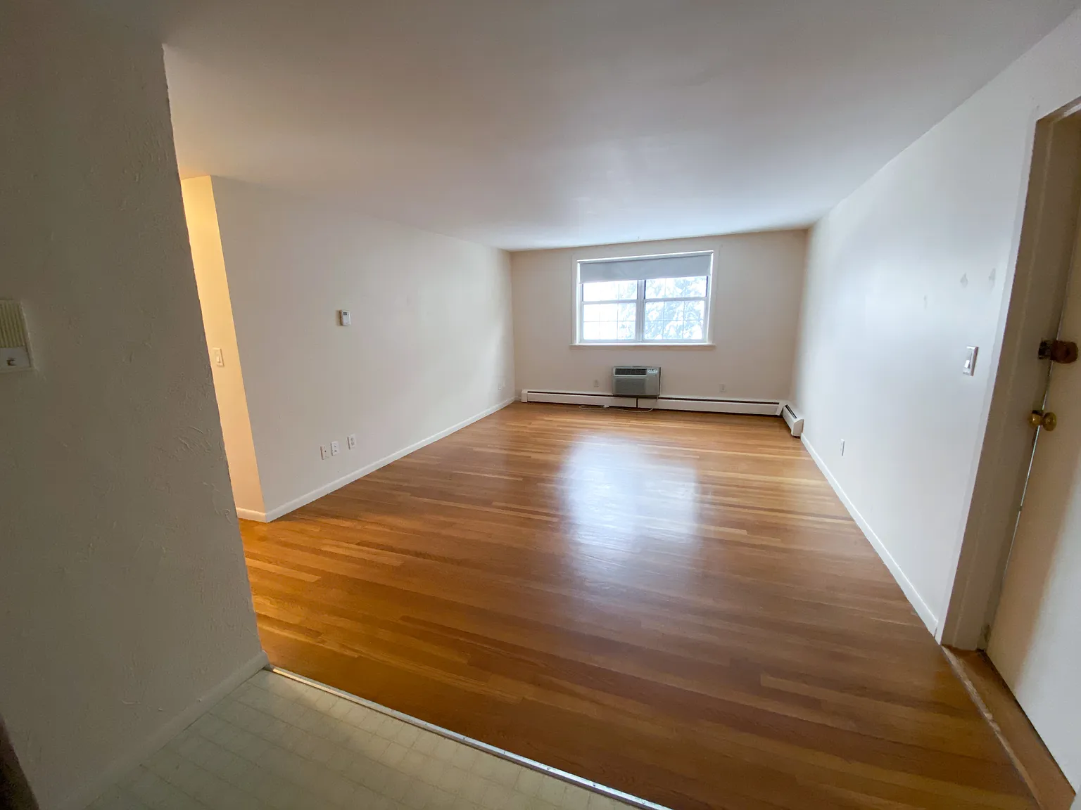 2 bed, 750 sqft, $2,300 — Photo 2