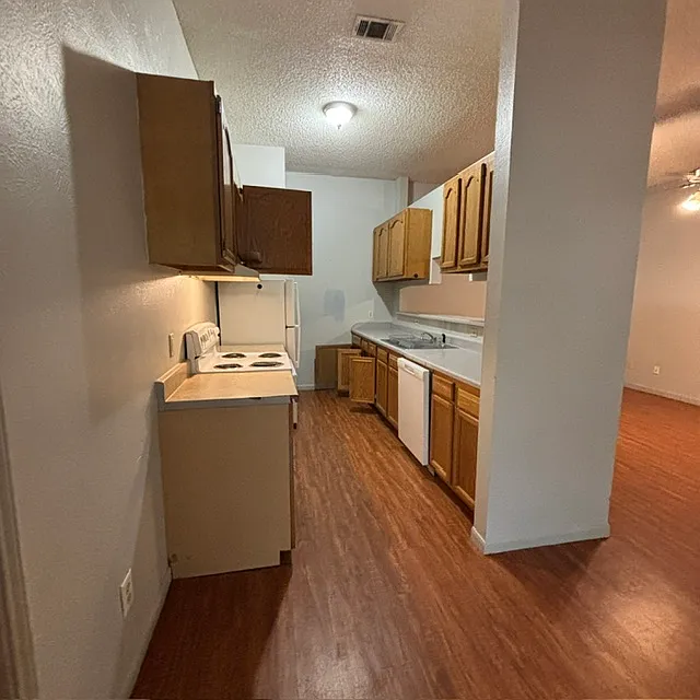 3 bed, $1,400 — Photo 3