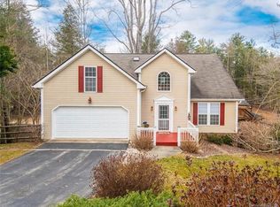 33 Old Applewood Ln, Hendersonville, NC 28739