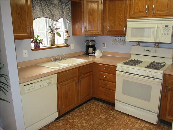 4th image of 43 Marigold Cir