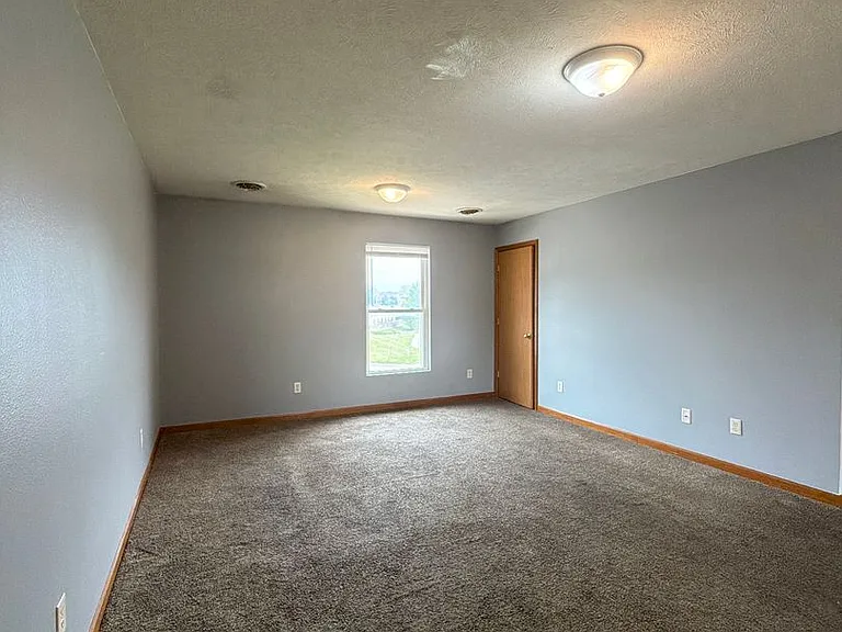 279 Woodridge Ct — Photo 3