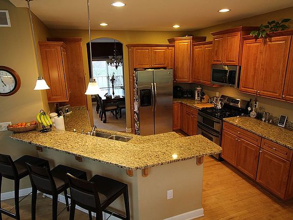 Kitchen w/Breakfast Bar