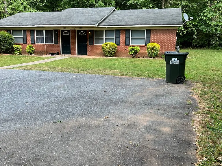 627 Whit Davis Rd — Photo 1