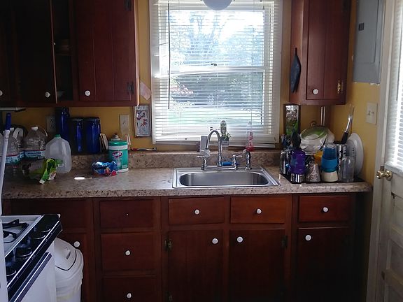 5th image of 912 W Country Club Dr