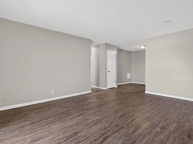 Stratford Arms Apartments — Photo 32
