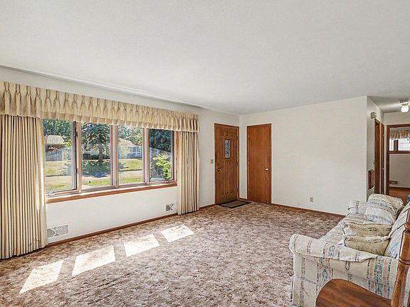 3rd image of 913 7th Ave E