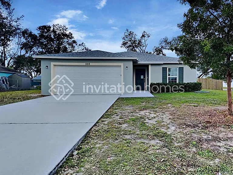 598 SW Ester Ave — Photo 1