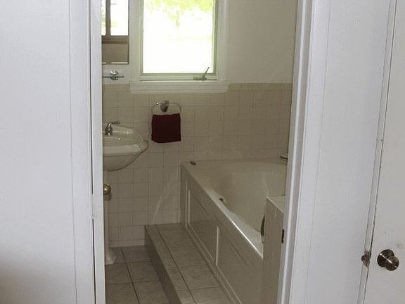 Jacuzzi/ full bath off den