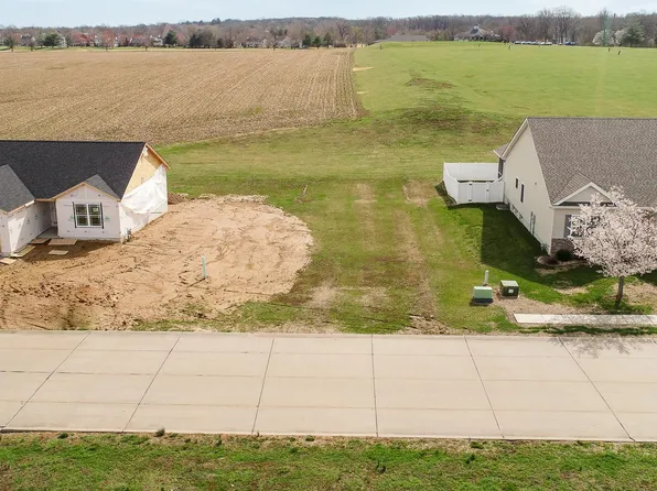 1562 Orchard Lakes Cir, Belleville, IL 62220