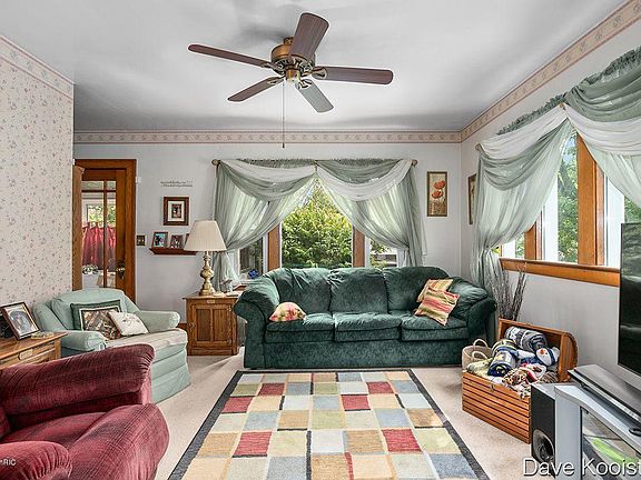 2nd image of 823 Eleanor St NE
