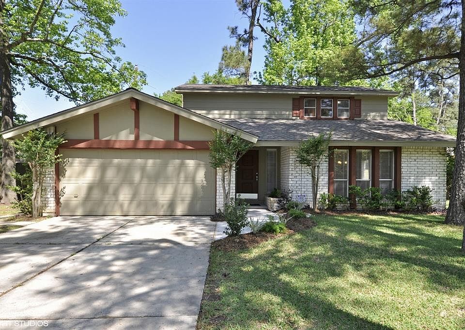 FRESHENED UP WITH RECENT PAINT THROUGHOUT, 2"BLINDS ADDED DOWNSTAIRS, AND MOST IMPORTANTLY A NEW ROOF WAS ADDED.