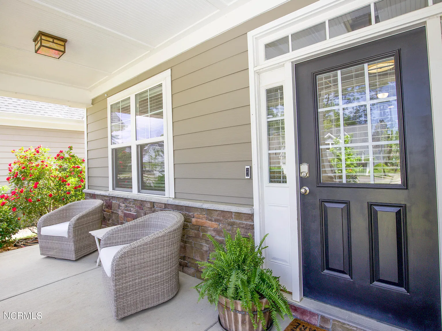 5 bed, 3.0 bath, 2950 sqft, $3,100 — Photo 2