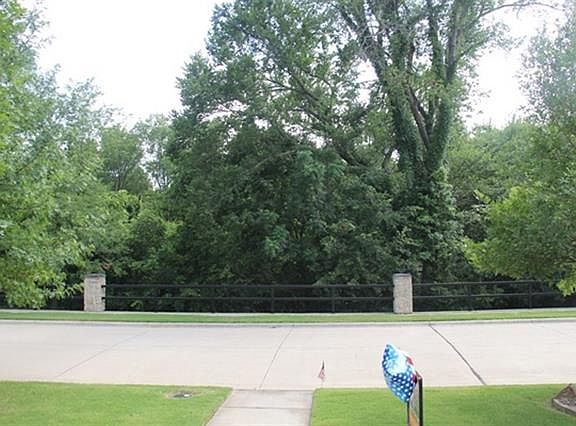 2nd image of 13336 Lyndhurst Dr
