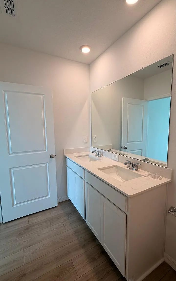 3 bed, 2.5 bath, 1463 sqft, $2,300 — Photo 4