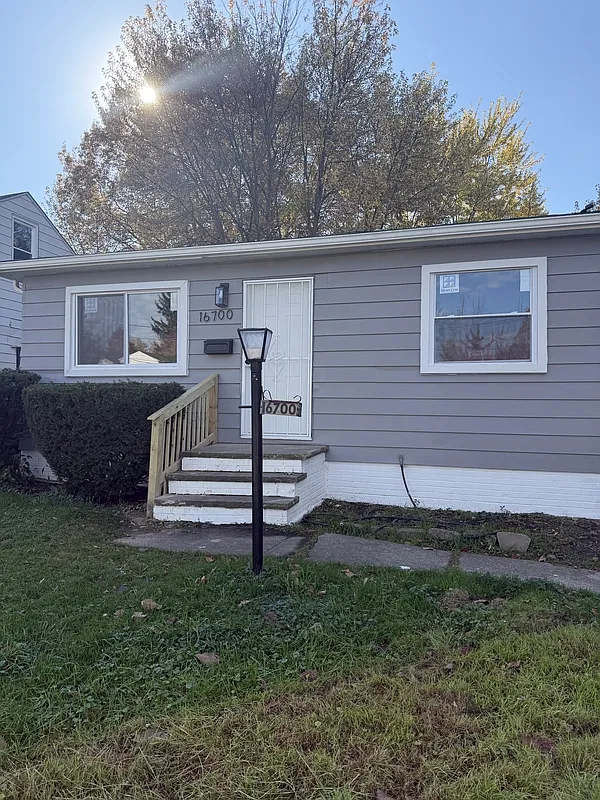 3 bed, 1.0 bath, 980 sqft, $1,637 — Photo 1