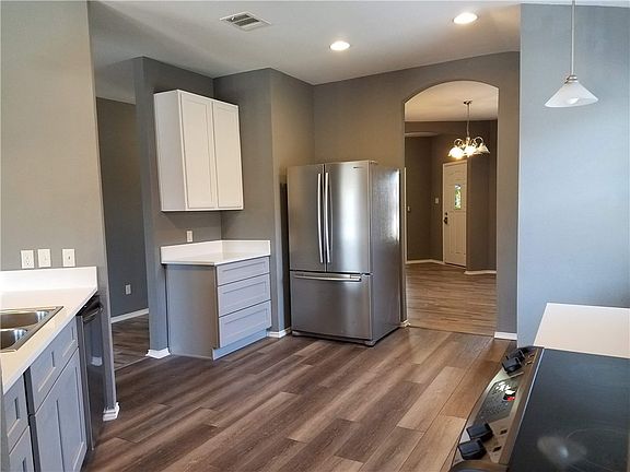 4th image of 211 Foxglove Dr